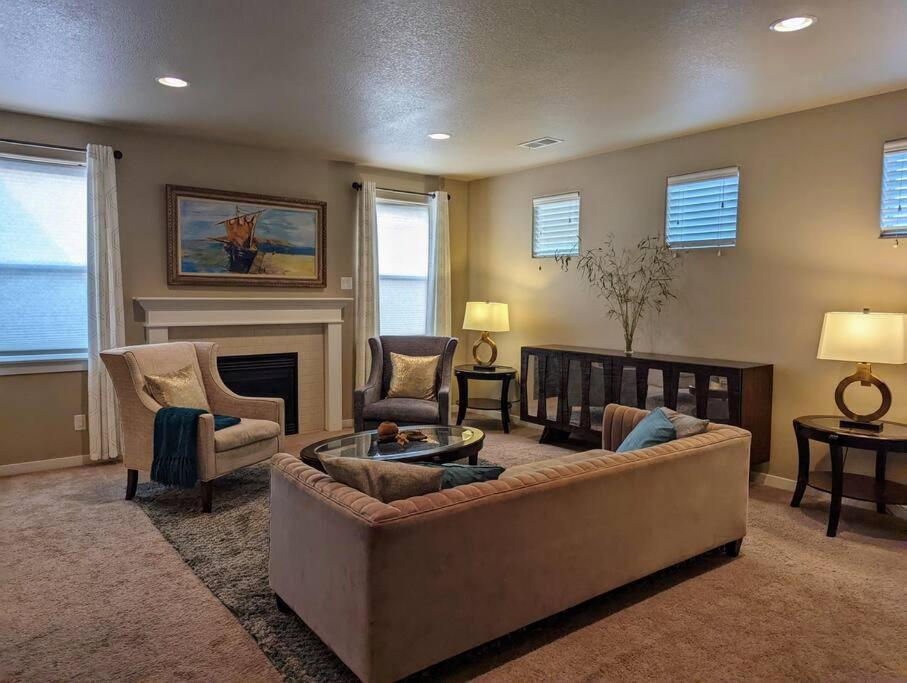 Spacious 3-Bedroom Home With Outdoor Space Γιουτζίν Εξωτερικό φωτογραφία