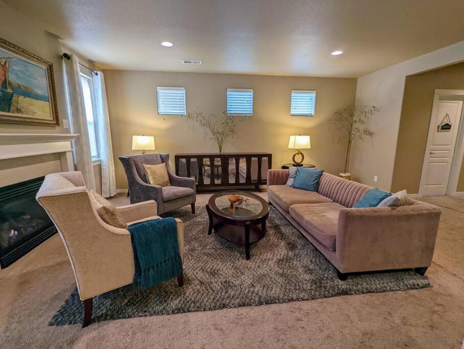Spacious 3-Bedroom Home With Outdoor Space Γιουτζίν Εξωτερικό φωτογραφία