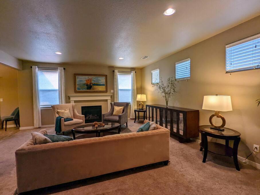 Spacious 3-Bedroom Home With Outdoor Space Γιουτζίν Εξωτερικό φωτογραφία