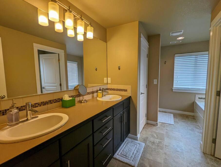 Spacious 3-Bedroom Home With Outdoor Space Γιουτζίν Εξωτερικό φωτογραφία