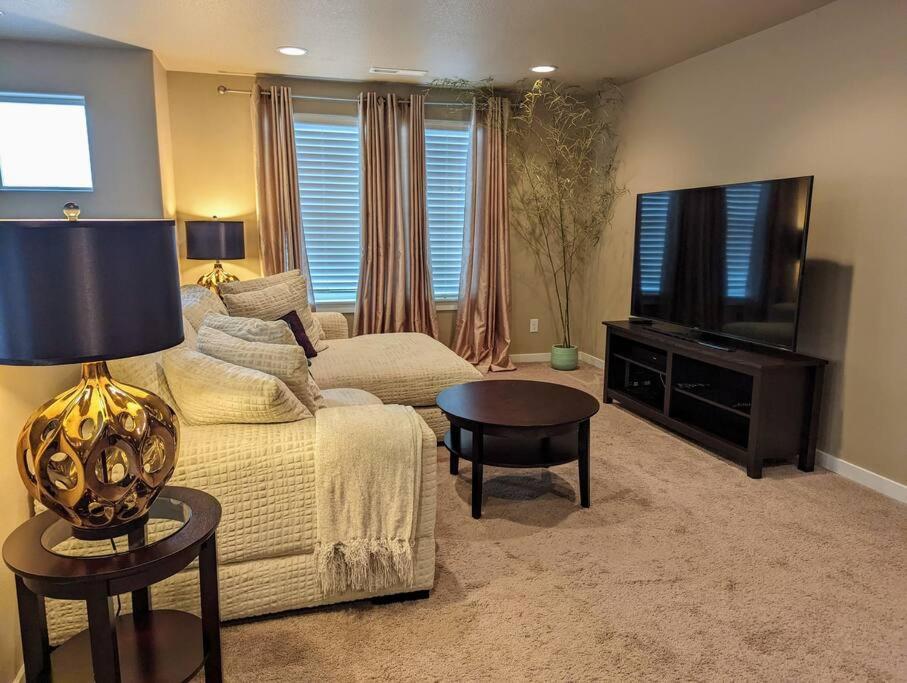 Spacious 3-Bedroom Home With Outdoor Space Γιουτζίν Εξωτερικό φωτογραφία